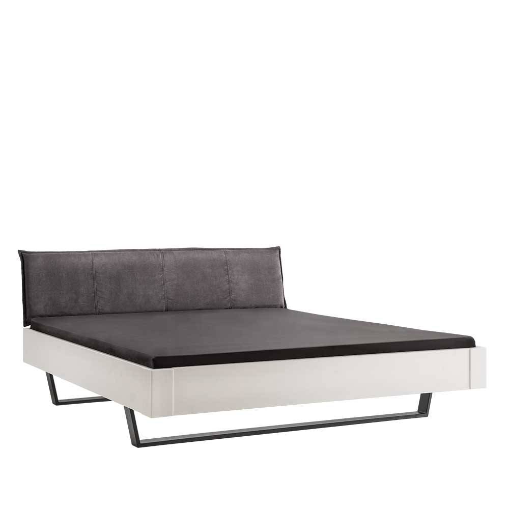 Doppelbett Bevania mit Metall Bügelgestell im Industry und Loft Stil